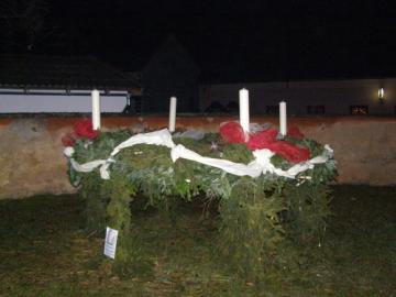 Adventný veniec v areáli kostola, ktorí vyrobili ž Adventný veniec v areáli kostola, ktorí vyrobili ž