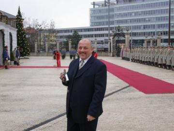 Starosta pred nastúpenou čestnou strážou Starosta pred nastúpenou čestnou strážou