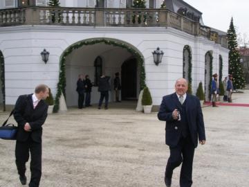 Pred prezidentským palácom Pred prezidentským palácom
