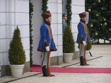Čestná stráž pri vchode do prezidentského paláca Čestná stráž pri vchode do prezidentského paláca