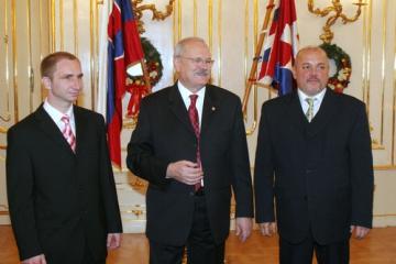 Prezident SR a zástupcovia obce počas krátkeho pre Prezident SR a zástupcovia obce počas krátkeho pre