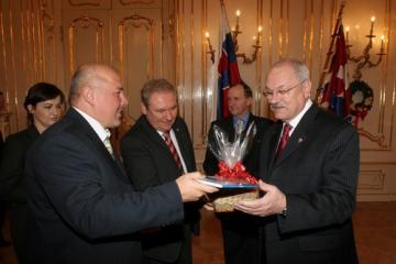 Starosta obce odovzdáva prezidentovi SR monografiu Starosta obce odovzdáva prezidentovi SR monografiu