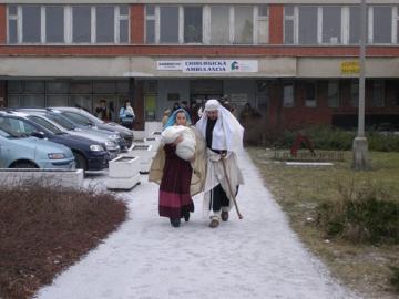 Jozef s Máriou hľadajú miesto na prenocovanie Jozef s Máriou hľadajú miesto na prenocovanie