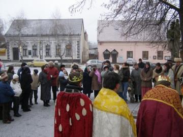 A zhromaždili sa aj nejakí ľudia A zhromaždili sa aj nejakí ľudia