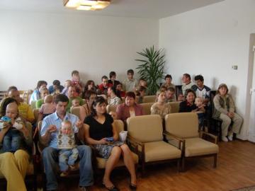 Hrdí rodičia so svojimi deťmi Hrdí rodičia so svojimi deťmi