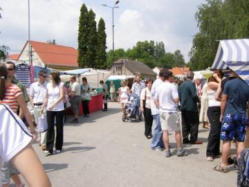 Po hlavnej sv. omši sa námestie zaplnilo Po hlavnej sv. omši sa námestie zaplnilo