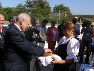 Privítanie chlebom a soľou Privítanie chlebom a soľou