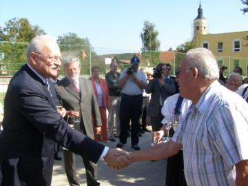 Podanie ruky s čestným občanom obce prof. MUDr. Zl Podanie ruky s čestným občanom obce prof. MUDr. Zl