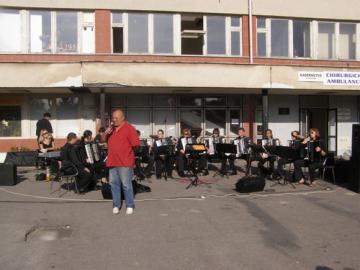 Koncert ÚSMEV-u pred strediskom Koncert ÚSMEV-u pred strediskom