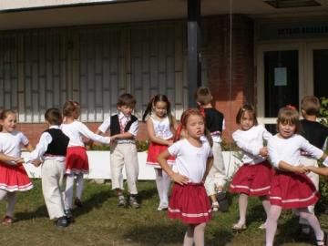Ešte raz malí folkloristi Ešte raz malí folkloristi
