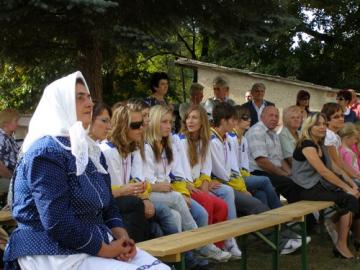 Členovia súboru medzi divákmi Členovia súboru medzi divákmi