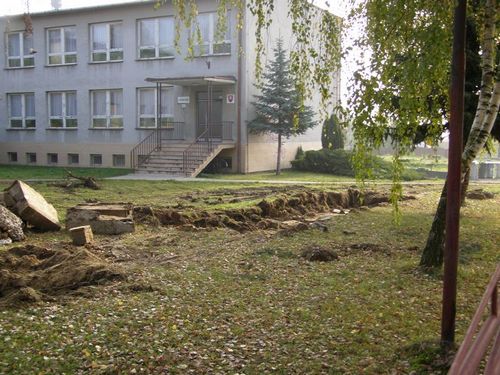 Fotogaléria Osádzanie hracích prvkov v Materskej škole (19) Osádzanie hracích prvkov v Materskej škole