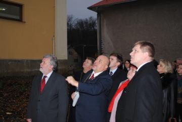 Starosta obce vysvetľuje premiérovi projekt rekonš Starosta obce vysvetľuje premiérovi projekt rekonš