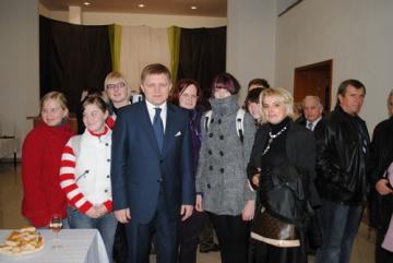 Foto žiakov SOŠ Pruské s predsedom vlády SR Foto žiakov SOŠ Pruské s predsedom vlády SR