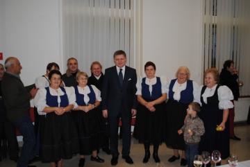 Členovia Klubu dôchodcov a foto s premiérom do kro Členovia Klubu dôchodcov a foto s premiérom do kro