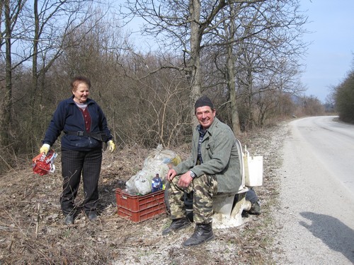 Fotogaléria Upratovanie v obci - členovia KD Pruské (9) Upratovanie v obci - členovia KD Pruské