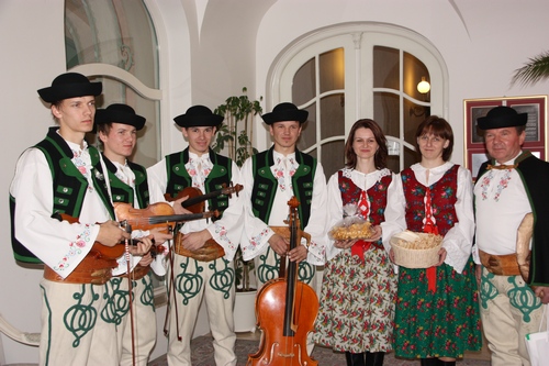 Fotogaléria Prijatie ocenených zo súťaže Dedina roka 2011 u prezidenta SR (20) Prijatie ocenených zo súťaže Dedina roka 2011 u prezidenta SR